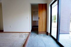 広々とした土間を備え、アウトドア用品や自転車の収納にも便利。DIYや趣味を楽しめる多目的空間として使えます。