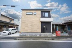 カースペースは停めやすい並列駐車2台付きです。（軽自動車含む） ご夫婦で1台づつ所有出来ます。 前面道路は8ｍ以上で駐車がスムーズ＾＾