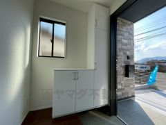 たっぷり収納できるシューズボックスです。家族全員の靴がきれいに整頓できます。棚の上にお花や写真を飾っても良いですね。