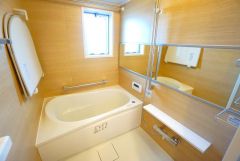 1日の疲れを癒すくつろぎのバスルーム。足を伸ばしてもゆったりと入れるサイズです。お子様と一緒にお風呂に入っても狭くないですね^^