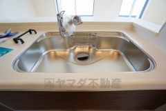 広々とした凸型シンクに洗剤ポケットを標準装備。大きなお鍋など洗いやすいです。洗剤や石鹸、スポンジもすっきりできる収納付き。