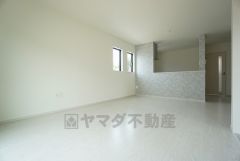 同仕様写真。家族が集まる開放的なリビング。約17帖の大空間で毎日のお食事が楽しみです＾＾思い思いの時間を過ごしたり、家族みんなで食事をしたり、素敵な団らんの場になりますね。