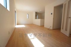 家族が集まる開放的なリビング。思い思いの時間を過ごしたり、家族みんなで食事をしたり、素敵な団らんの場になりますね。