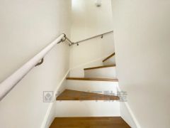 ご年配の方でも安心できる、手すり付き階段です＾＾段差も低めで設定されてますので安全性にも優れてますね＾＾