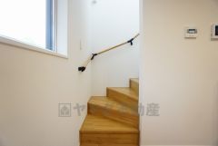 家族のコミュニケーションが増える「リビング階段」です。バルコニーに洗濯物を干すときも、最短距離で移動できますよ。