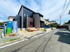 前面道路は南側約6ｍ。車の離合もスムーズです＾＾ コンビニ徒歩6分。スーパー徒歩10分。 周辺環境が充実＾＾