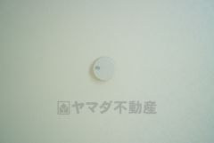 火災による煙や熱を感知して、警報音やブザー等で火災の発生を知らせてくれる火災警報器。