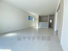 対面式キッチンを中心としたリビングダイニングで家族の会話が弾みそうです。