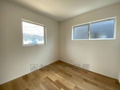 2面採光を確保した明るい室内は、風通しも良く、大変居心地の良い空間となっております。爽やかな風を感じて起きる朝は、快適生活の始まりに。