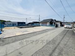 前面道路は約5.3ｍ。 カースペースは停めやすい5台付きです。 間口が広く駐車がスムーズにできます＾＾