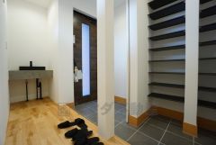 シューズインクローゼットも完備されており、玄関収納も問題ありません。棚の上にお花など飾ってインテリアも楽しめますね。