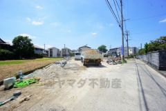 前面道路は北東側4ｍ。交通量が少ないため小さなお子様がいるご家庭も安心です＾＾駐車もスムーズですね＾＾