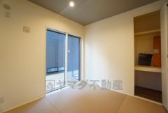 リビングからの続き間として和室をご用意しました。普段はリビングとつなげて開放的なスペースとして。来客時には客間としてお使いいただけます。