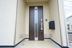 タッチキー採用の玄関。お買い物帰りで、両手がふさがってきても簡単に中に入れます＾＾