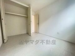 明るい洋室です。ナチュラル色のフローリングで開放的な優しい雰囲気になっています＾＾ベッドや机、ＴＶを置いてもゆとりのある広さです。