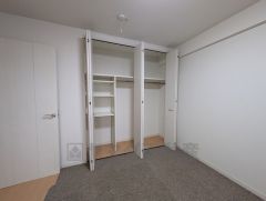 ハンガーパイプ付で散らかりがちな洋服類もきれいに整理できます。使用頻度が少ないものは枕棚の上に、足元には3段ボックスを置いて、フル活用できるクローゼットです＾＾