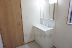 同仕様写真。三面鏡つき洗面台。鏡裏にたっぷりとした収納スペースがあります。鏡を閉めてしまえば小物は見えないため、スッキリとした印象の洗面台にできます。