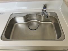 広々とした凸型シンクに洗剤ポケットを標準装備。大きなお鍋など洗いやすいです。洗剤や石鹸、スポンジもすっきりできる収納付き。