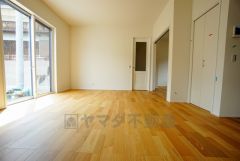 同仕様写真。大きな窓のあるリビングは、陽光あふれる明るい空間です。居心地良く、ご家族皆がゆったり寛げる憩いの空間となりそうです。