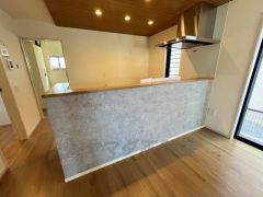 キッチン上部は折下天井のアクセントクロスとダウンライトでお洒落な空間＾＾明るいダイニングです。