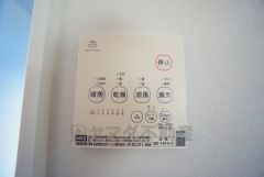 雨の日の洗濯も安心できる浴室暖房乾燥機付き浴室。リモコンで操作もボタン1つで簡単。 浴室暖房乾燥機には、暖房、乾燥、涼風、換気の4つの機能が付いています。タイマー付きです。