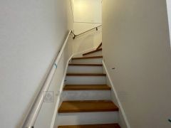 ご年配の方でも安心できる、手すり付き階段です＾＾段差も低めで設定されてますので安全性にも優れてますね＾＾