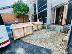 カースペースは停めやすい並列駐車3台付き。