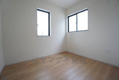 2面採光を確保した明るい室内は、風通しも良く、大変居心地の良い空間となっております。爽やかな風を感じて起きる朝は、快適生活の始まりに。