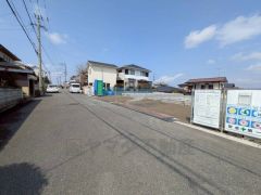 道幅が広く、車通勤の方や買い物などでの車の出し入れも楽々できて嬉しいですね。