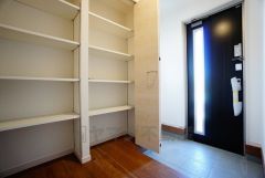 同仕様写真。たっぷり収納できるシューズボックスです。家族全員の靴がきれいに整頓できます。棚の上にお花や写真を飾っても良いですね。