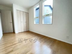 明るい洋室です。ナチュラル色のフローリングで開放的な優しい雰囲気になっています＾＾ベッドや机、ＴＶを置いてもゆとりのある広さです。