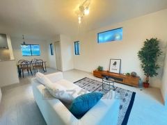 家族が集まる開放的なリビング。約18.5帖の大空間で毎日のお食事が楽しみです＾＾思い思いの時間を過ごしたり、家族みんなで食事をしたり、素敵な団らんの場になりますね。