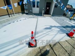 カースペースは3台以上＾＾ご夫婦で車を1台ずつ所有でき、急な来客があっても困りません＾＾ 前面道路は6ｍと幅広いため駐車もスムーズです。