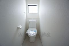 ウォシュレット付トイレです。節水機能もあるので、安心して使えますね。もちろん、1階2階の2ヶ所にトイレがあるので、忙しい朝にもゆとりができますね。