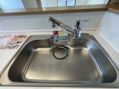 広々とした凸型シンクに洗剤ポケットを標準装備。大きなお鍋など洗いやすいです。洗剤や石鹸、スポンジもすっきりできる収納付き。