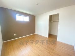デザインクロスが2階洋室の雰囲気を上品に仕上げています。いつもと違う雰囲気のお部屋をお楽しみください。