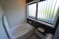 1日の疲れを癒すくつろぎのバスルーム。