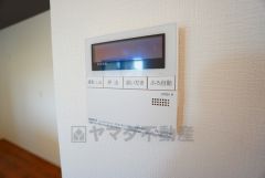 給湯器リモコンはキッチン横からボタンひとつで操作が楽々。通話ボタン付きでお子様とも会話ができて安心です。