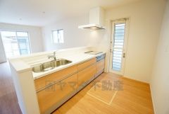 同仕様写真。対面式カウンターキッチンでお子様の様子が見守れます。カウンタートップは耐熱性に優れており、日ごろのお掃除もふき取るだけでＯＫ。ステンレスシンクも簡単にお掃除できますよ。