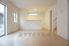 同仕様写真。家族が集まる開放的なリビング。約20.5帖の大空間で毎日のお食事が楽しみです＾＾思い思いの時間を過ごしたり、家族みんなで食事をしたり、素敵な団らんの場になりますね。