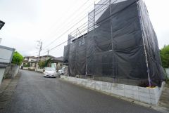 前面道路は交通量が少なく小さなお子様がいるご家庭も安心です＾＾ カースペースは停めやすい並列駐車4台付き。