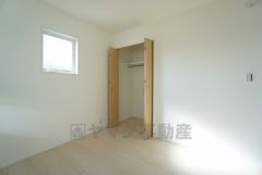 木目調のシンプルデザインで落ち着きと安らぎの空間に仕上げています。各部屋に収納が完備されているので、お荷物が多くなっても安心の設計です。