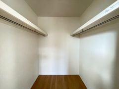 収納力豊富なウォークインクローゼット付き。洋服や小物などを1箇所にまとめて美しい収納を実現します。