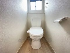 1階2階の2ヶ所にトイレがありますので、忙しい朝にも家族に気を使わず、ゆとりが生まれますね＾＾ 小窓付きで換気する時に便利です＾＾