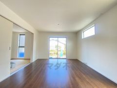 夏は強い日差しをカット、冬は暖かな遮熱高断熱型Low-Eガラスを採用。夏の強い日差しを約60%カットし、冷房効果を高めます。紫外線もカットするため紫外線による日焼けも抑制。