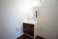 三面鏡つき洗面台。収納も一体型になっているので、ドライヤーやヘアアイロンの置き場に困りませんね。