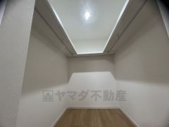 収納力豊富なウォークインクローゼット付き。洋服や小物などを1箇所にまとめて美しい収納を実現します。