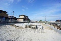 カースペースは停めやすい並列駐車3台付き。