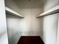 同仕様写真。収納力豊富なウォークインクローゼット付き。洋服や小物などを1箇所にまとめて美しい収納を実現します。