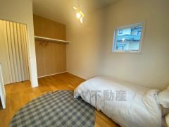 木目調のシンプルデザインで落ち着きと安らぎの空間に仕上げています。各部屋に収納が完備されているので、お荷物が多くなっても安心の設計です。